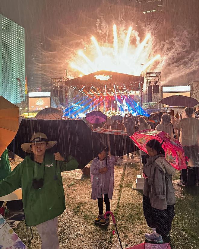 霍启刚晒仨子女高清正面，女儿漂亮极了，一家五口雨中嬉戏好快乐（组图） - 3