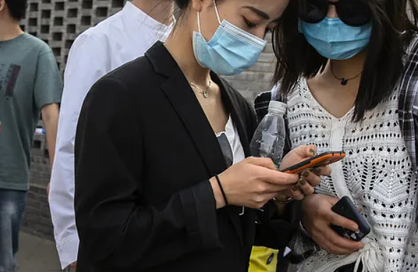 大量细节！华人光头男连环强奸四女，下药迷昏！组摄影大群骗无辜女孩，网友：丢人丢到国外（组图） - 2