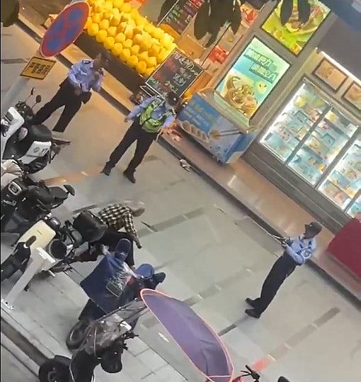 “开枪啊！”广州老人当街挥刀，与警方对峙疑遭3枪当场击毙（视频/组图） - 5