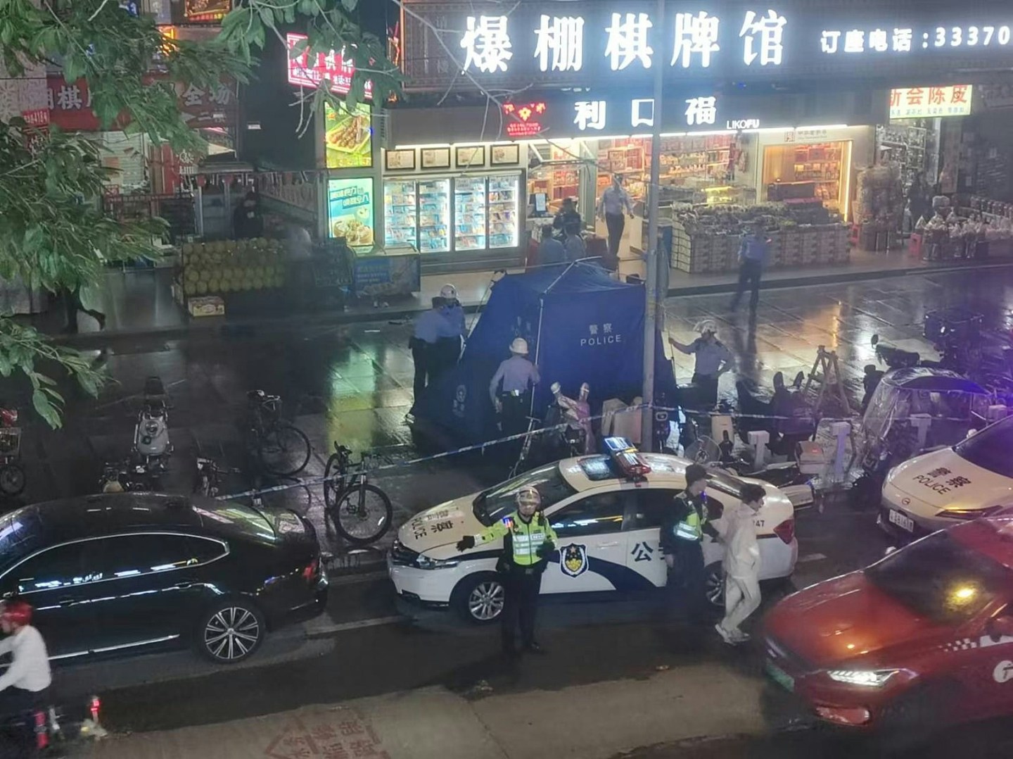 “开枪啊！”广州老人当街挥刀，与警方对峙疑遭3枪当场击毙（视频/组图） - 11