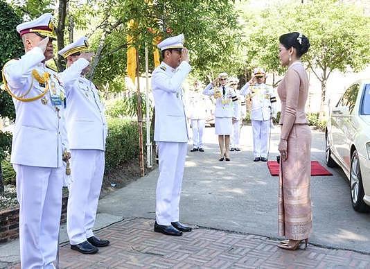 泰王让新宠代表自己出席活动，34岁女少将挺拔身姿，无华盖却有豪华更衣室（组图） - 2