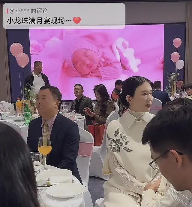 张纪中女儿满月宴直播带货，杜星霖全程黑脸，餐厅地址被扒太离谱（组图） - 12