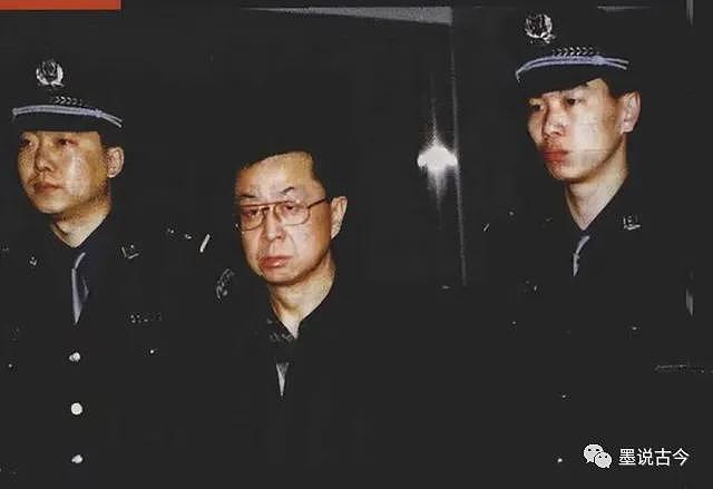 他是官二代出身，曾任公安部副部长，用“乌纱帽”挣钱，59岁被判死缓（组图） - 1