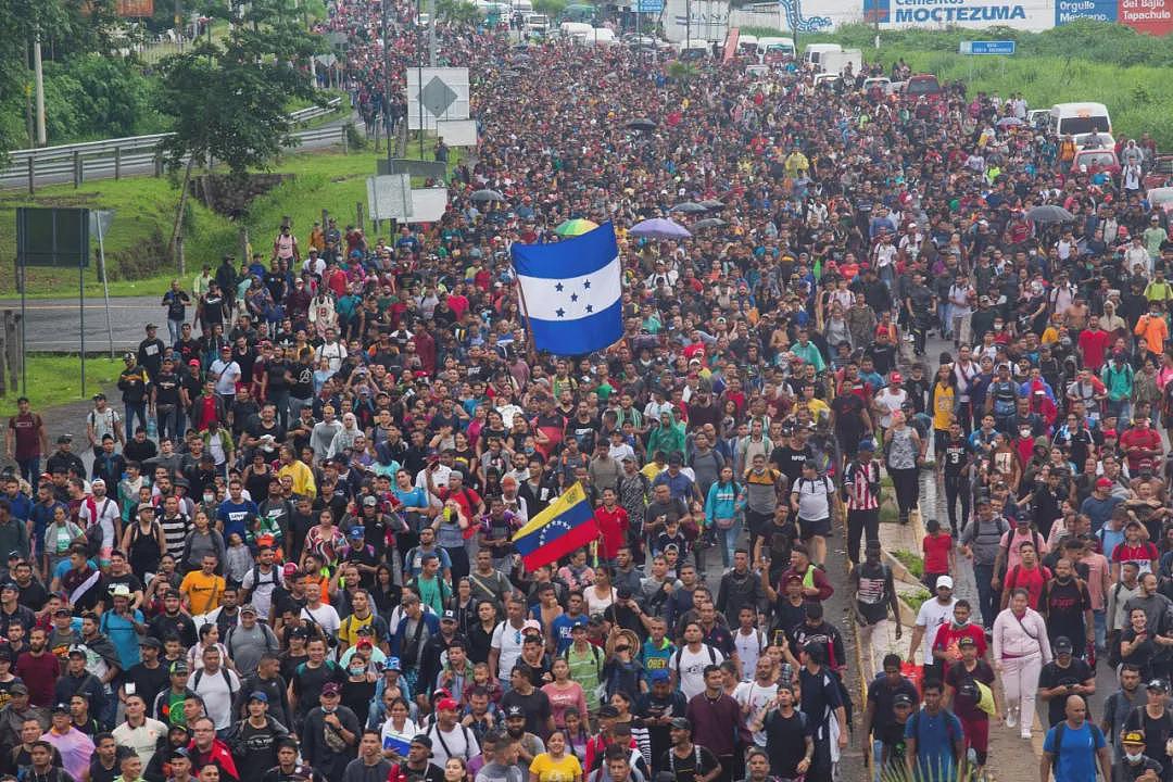 “大篷车移民”又来了！至少1500人浩浩荡荡从墨西哥南部出发，赶在川普上任前进入美国（图） - 2