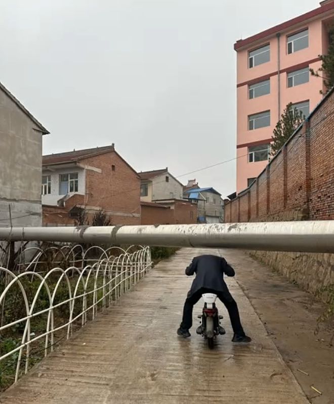 男子骑车撞上供热管道身亡，家属称管道所在道路已封闭，责任划分仍未解决（组图） - 2