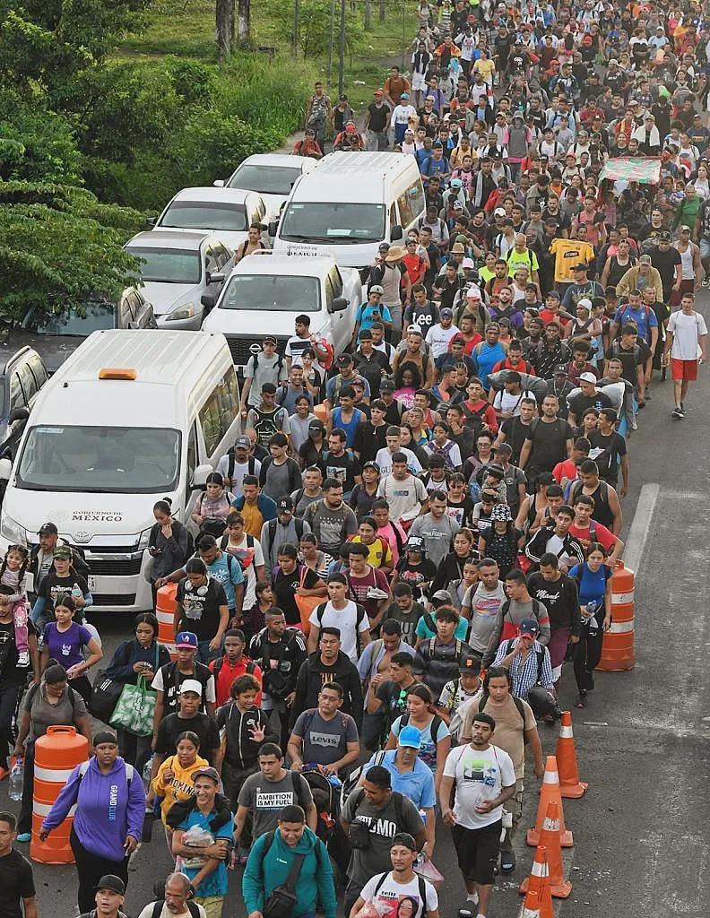 “大篷车移民”又来了！至少1500人浩浩荡荡从墨西哥南部出发，赶在川普上任前进入美国（图） - 1