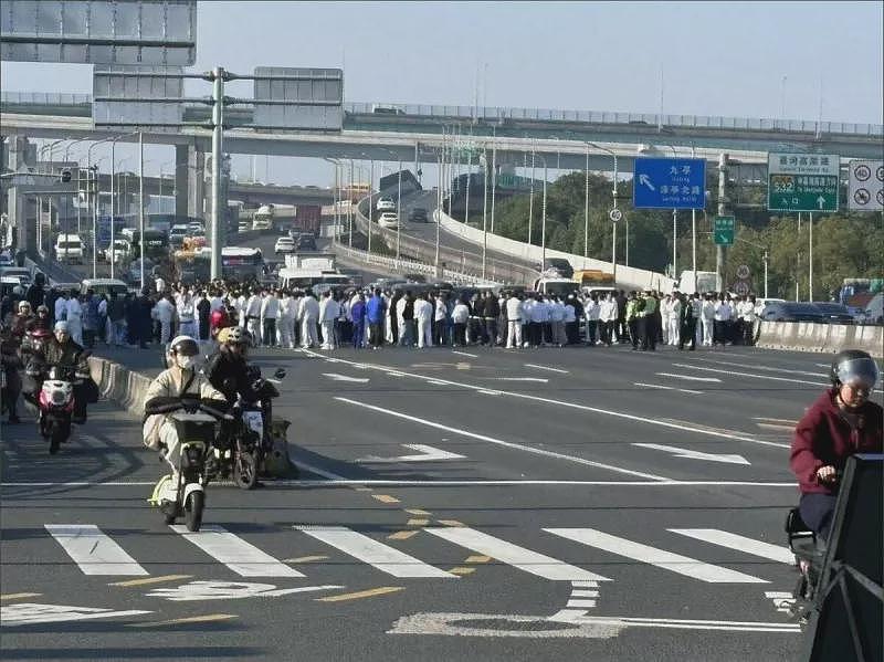 消息压不住，中国多地企业拖欠薪资，员工塞路讨钱（图） - 1