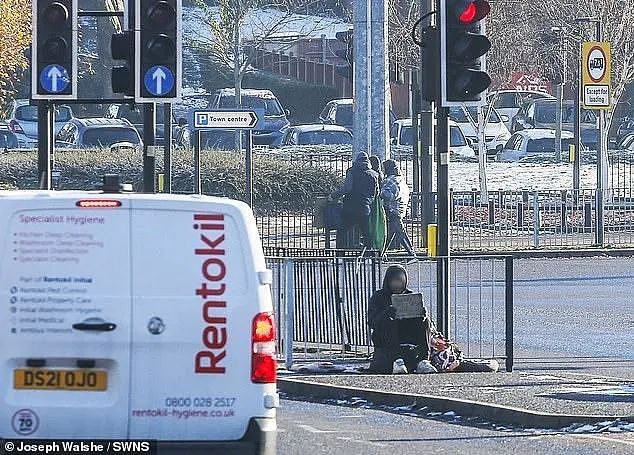 英国职业乞丐：两班倒专业乞讨，每天蹲点！居民：只能给，不给怕报复...（组图） - 4