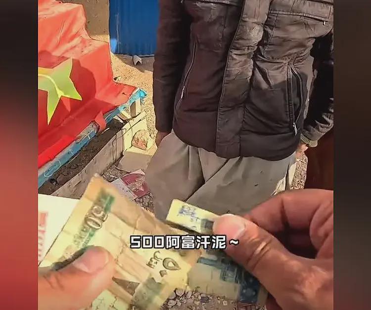 五星红旗被阿富汗人当桌脚布，北京男子怒斥撤掉被讹钱，网友怒了（组图） - 15