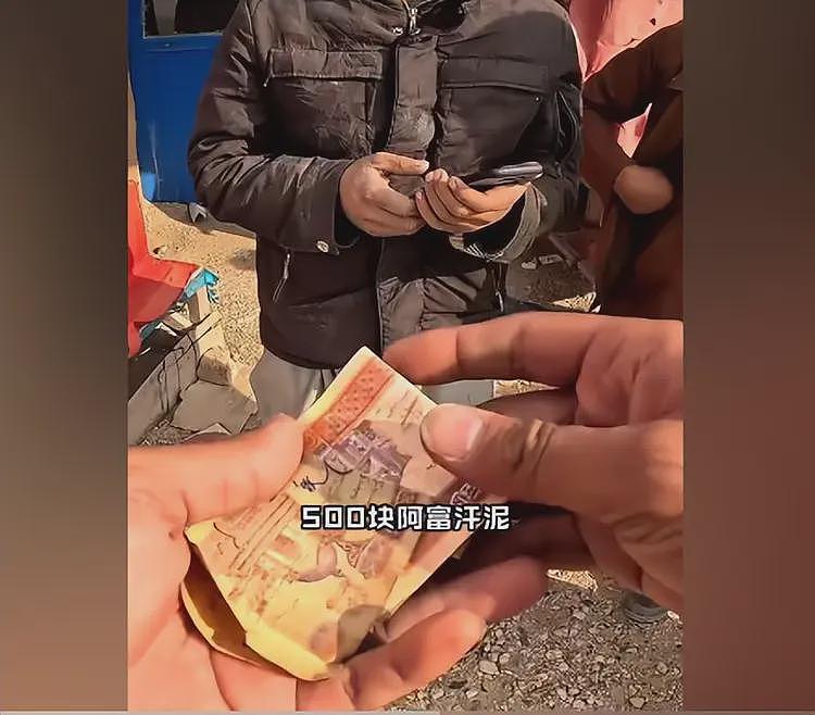 五星红旗被阿富汗人当桌脚布，北京男子怒斥撤掉被讹钱，网友怒了（组图） - 3