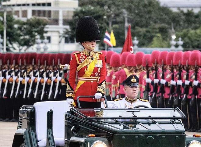 45岁苏提达惊艳阅兵彩排，穿军装持长剑英气足，泰王和新妃未现身（组图） - 1