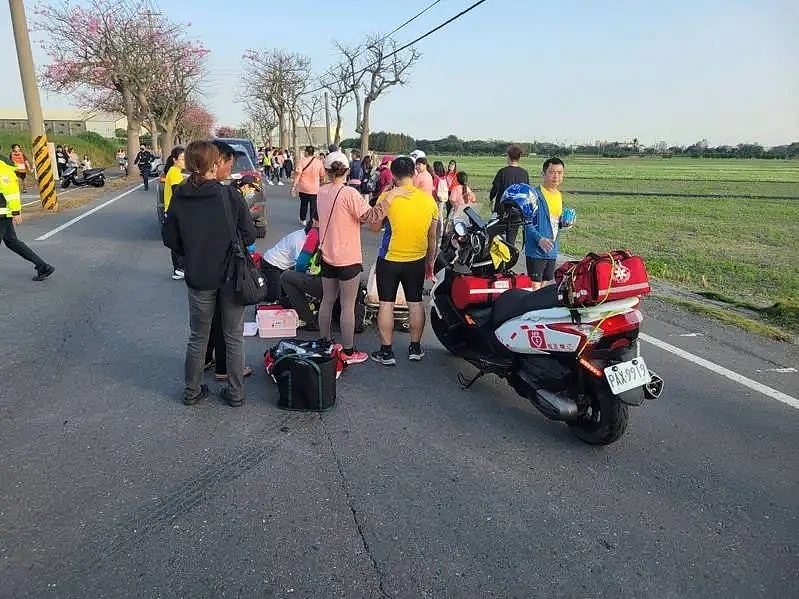 台湾9岁童陪父跑马拉松，遭车撞后辗过头部亡！司机：没交通管制（组图） - 2