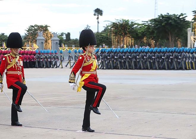 45岁苏提达惊艳阅兵彩排，穿军装持长剑英气足，泰王和新妃未现身（组图） - 4