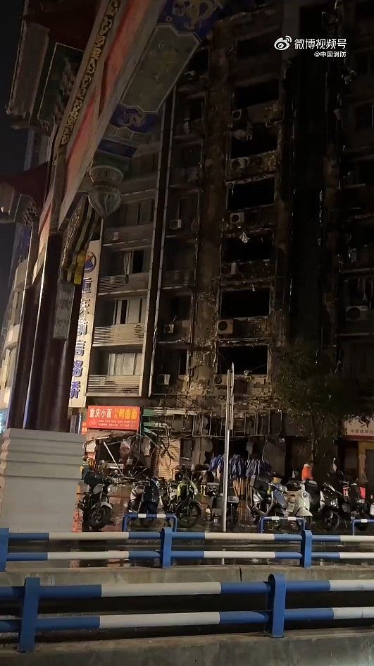 重庆住宅大厦深夜火警，火势从地面烧至顶楼，有人受伤送院（视频/组图） - 7