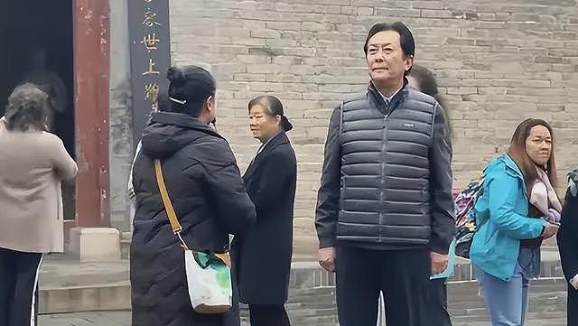 72岁唐国强近照曝光！面部发黑，走路需要人搀扶，网友：报应来了（组图） - 4