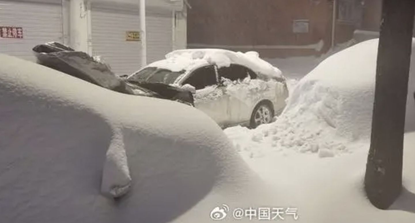 黑龙江鹤岗积雪48公分，救护车被困...医护扛担架雪中送人（组图） - 1