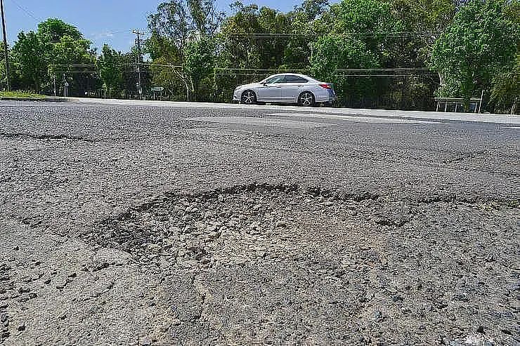 “只能听天由命！”墨尔本道路坑洞遍布无人修，华人区亦成险境（组图） - 2