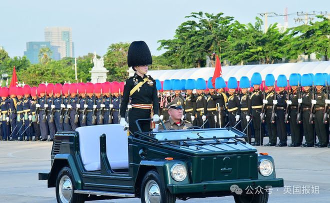 泰王室“甄嬛”重获封号高调回宫，与前侍女新妃成功汇合？王后急拉国王秀恩爱：本宫才是No.1（组图） - 18