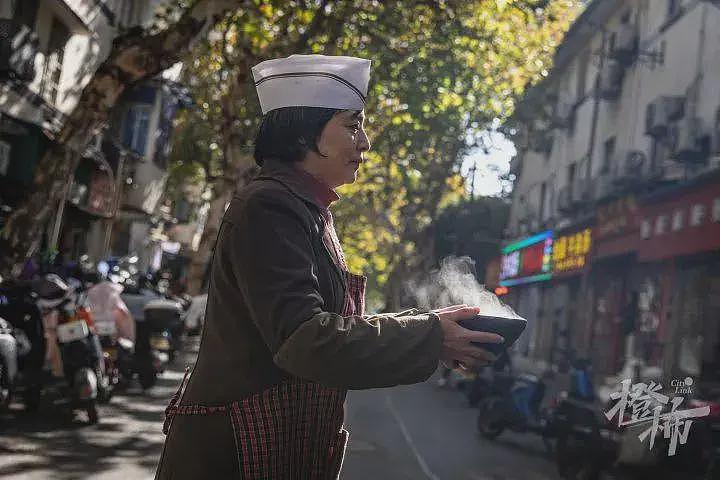 杭州面店传奇谢幕！大学路上烧了30年猪肝面，朱洪妹在洪妹面店的最后一天（组图） - 5