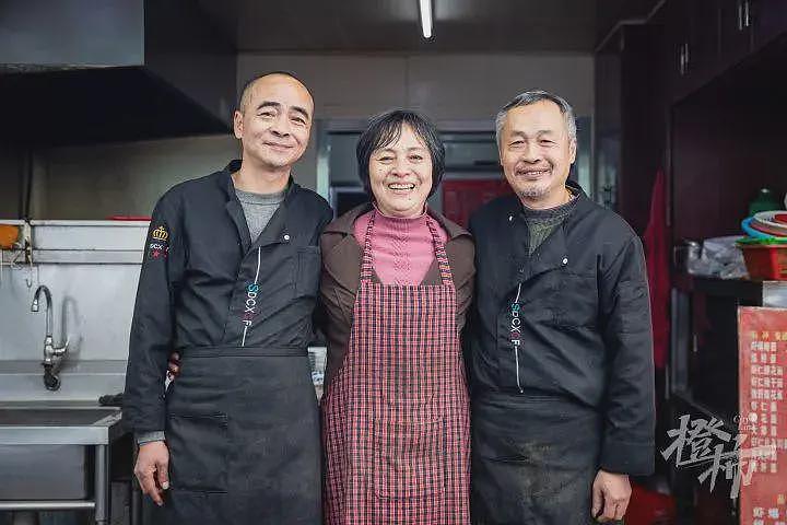 杭州面店传奇谢幕！大学路上烧了30年猪肝面，朱洪妹在洪妹面店的最后一天（组图） - 11