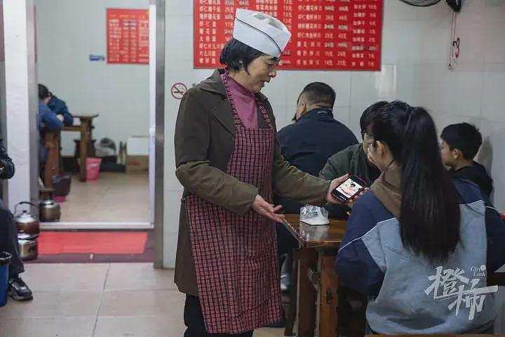 杭州面店传奇谢幕！大学路上烧了30年猪肝面，朱洪妹在洪妹面店的最后一天（组图） - 9