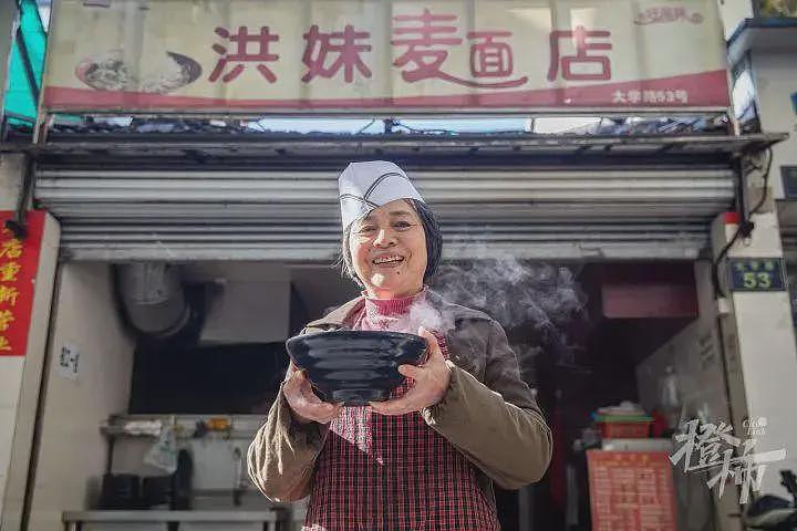 杭州面店传奇谢幕！大学路上烧了30年猪肝面，朱洪妹在洪妹面店的最后一天（组图） - 1