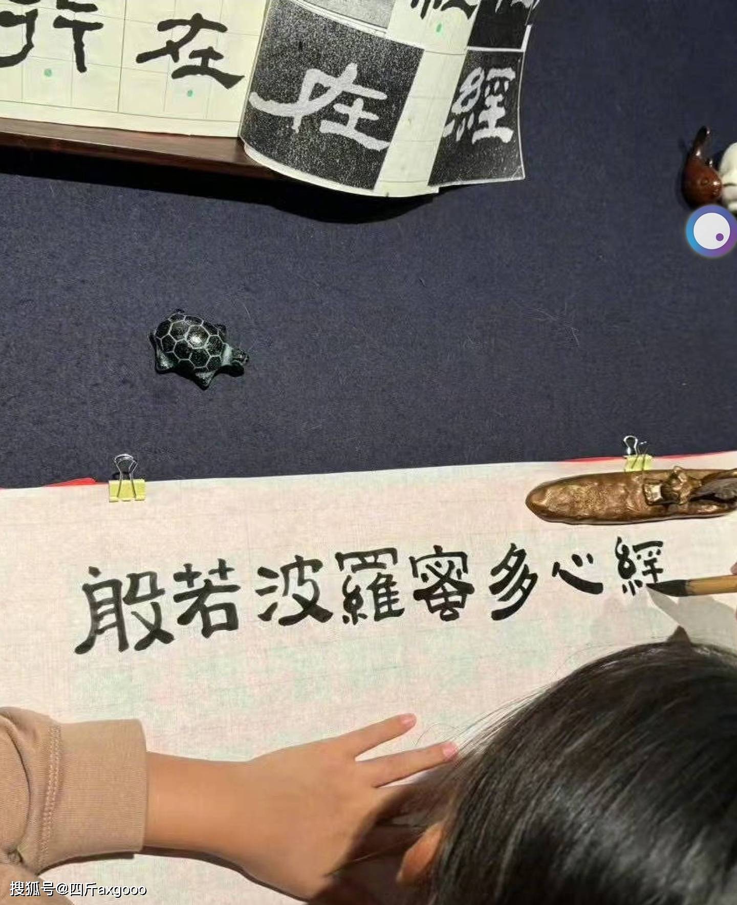 孙俪晒女儿抄书照片，10岁小花学写《心经》，明星孩子优秀到可怕 （组图） - 2