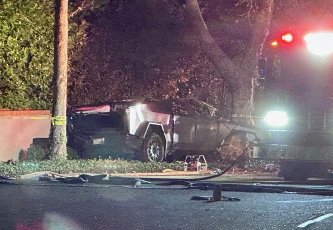 富二代大学生3死1重伤！特斯拉Cybertruck惨烈车祸，撞车后被火焰吞噬…（组图） - 17