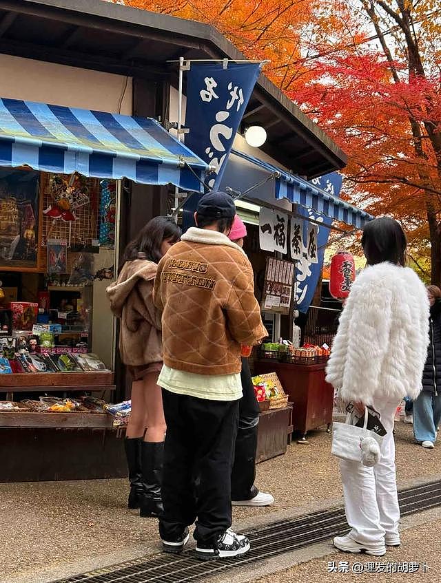 王思聪日本逛街，头发斑秃又胖了，新女伴风格大变太惊艳了（组图） - 8