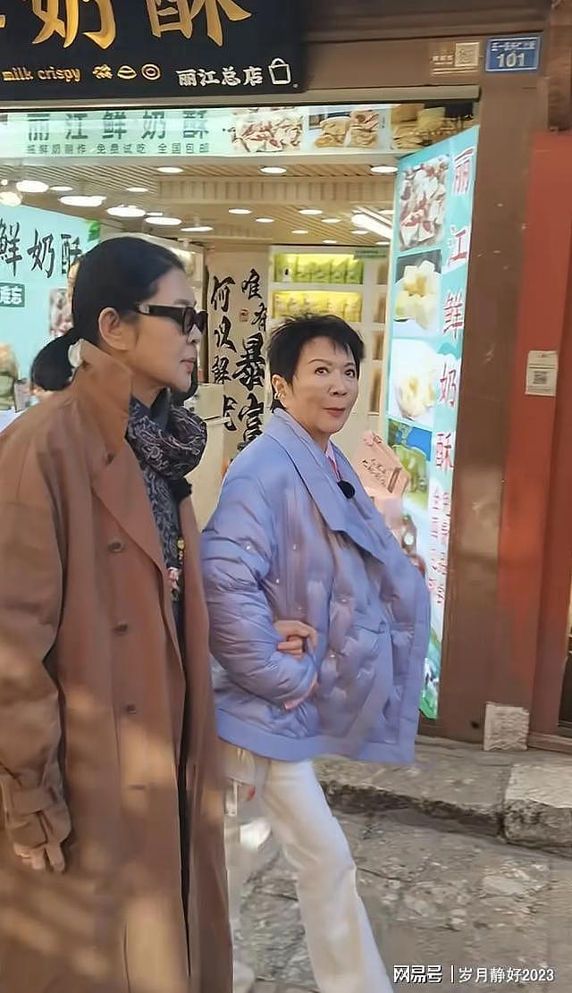 63岁蔡明逛丽江古城步履蹒跚，脸拉垮疑医美过度，难怪不再上春晚（组图） - 16