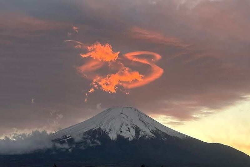 富士山惊见“火龙奇景”非AI制图！网民赞叹如《龙珠》神龙现身（视频/组图） - 2