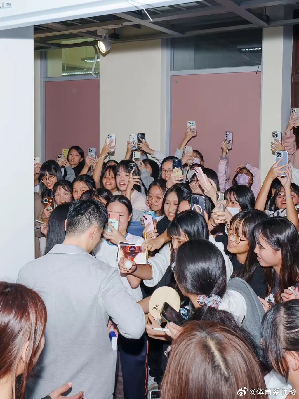 马龙访台与当地女高中生女生交流遭大陆网民讥“入盘丝洞”，学校批言论具伤害（视频/组图） - 2