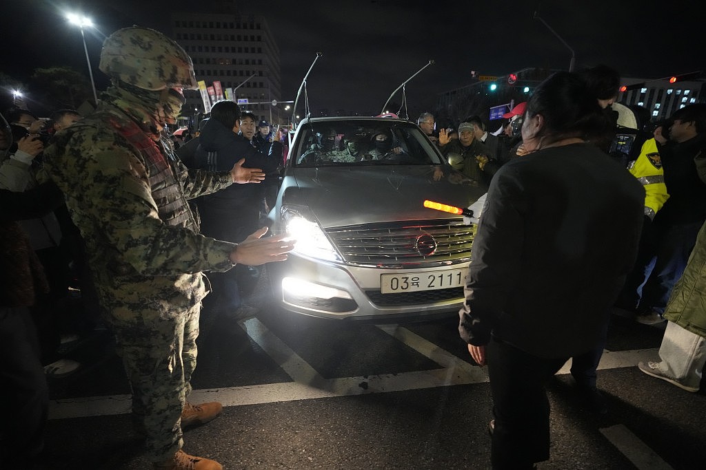 曝韩国戒严令内幕！有士兵撤退前鞠躬道歉：“对不起”，现场记者称所有愤怒化为乌有....（视频/组图） - 4