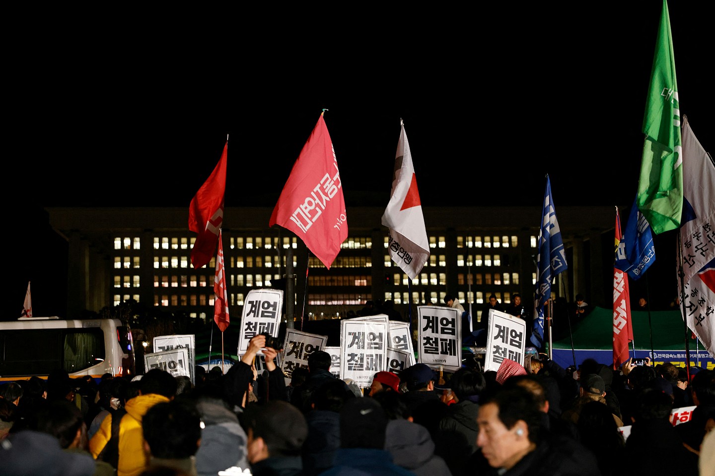 港媒：韩国解除戒严，六小时政变，尹锡悦完蛋了（组图） - 5