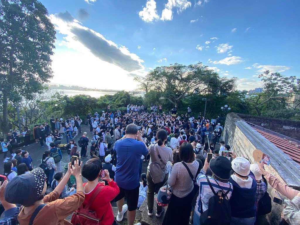 马龙访台与当地女高中生女生交流遭大陆网民讥“入盘丝洞”，学校批言论具伤害（视频/组图） - 12