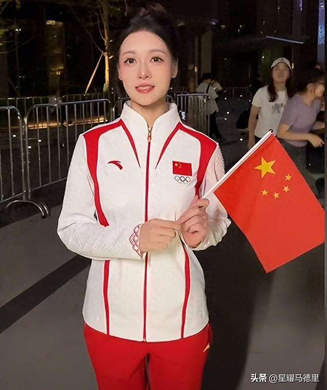 足球名记反感吴柳芳：键盘侠自我感动！比她困难的人都学去擦边？（组图） - 1