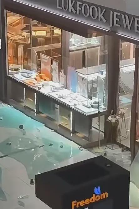 10名蒙面人狂砸中国珠宝店吓惨华人，警方围捕！（视频/组图） - 3