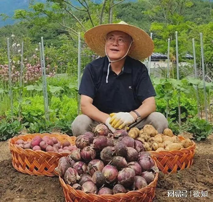 文在寅退休后，每月1400万韩元退休金，配65名警卫，他为何能善终（组图） - 1