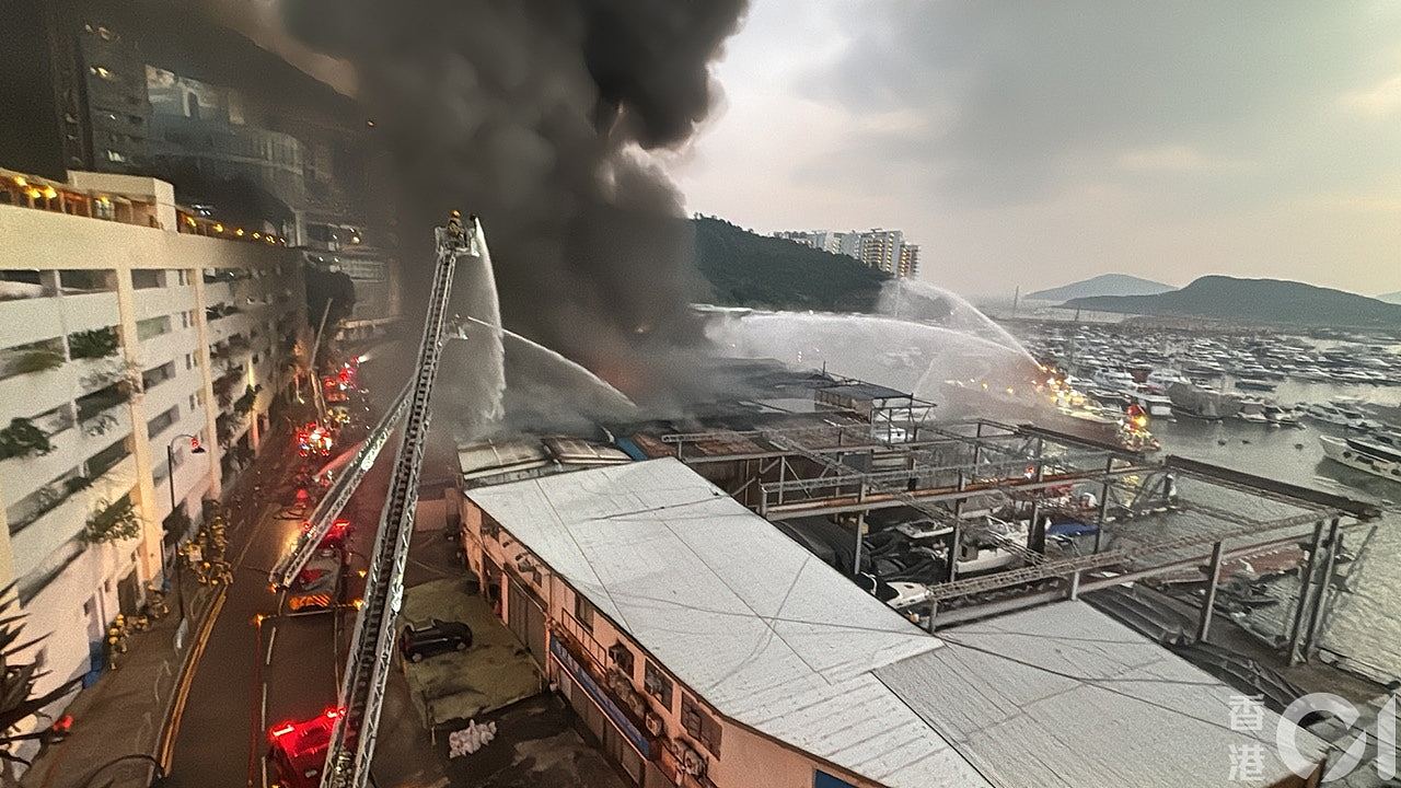 火警三级！香港船厂突发火灾，60人紧急疏散！有男子呆站浓烟中，女子大声哽咽大叫：帮忙呀（视频/组图） - 11