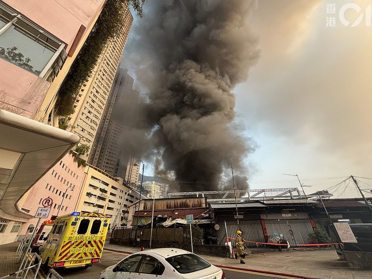 火警三级！香港船厂突发火灾，60人紧急疏散！有男子呆站浓烟中，女子大声哽咽大叫：帮忙呀（视频/组图） - 6