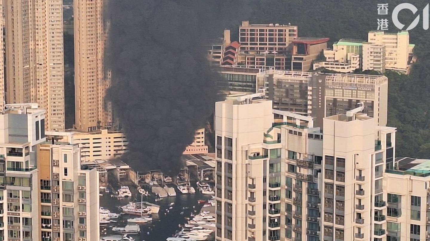 火警三级！香港船厂突发火灾，60人紧急疏散！有男子呆站浓烟中，女子大声哽咽大叫：帮忙呀（视频/组图） - 14