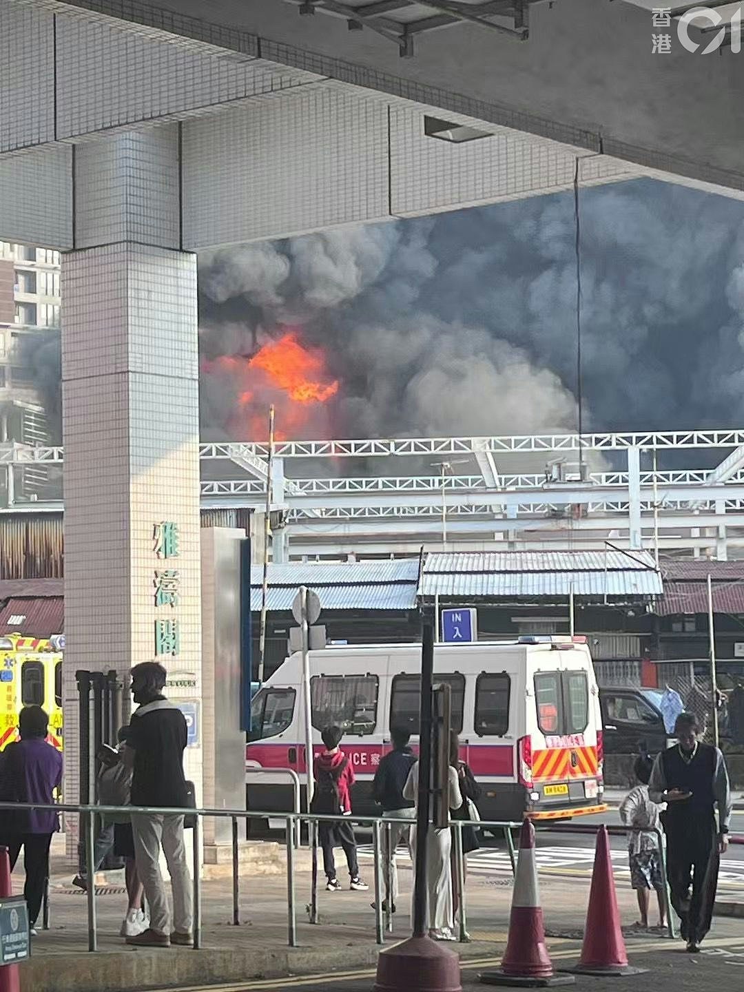 火警三级！香港船厂突发火灾，60人紧急疏散！有男子呆站浓烟中，女子大声哽咽大叫：帮忙呀（视频/组图） - 15