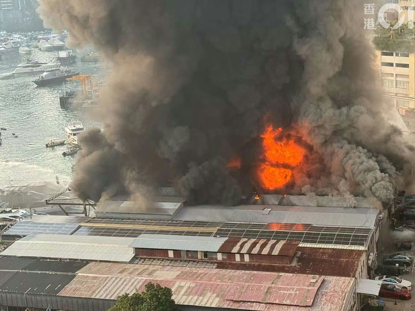 火警三级！香港船厂突发火灾，60人紧急疏散！有男子呆站浓烟中，女子大声哽咽大叫：帮忙呀（视频/组图） - 10