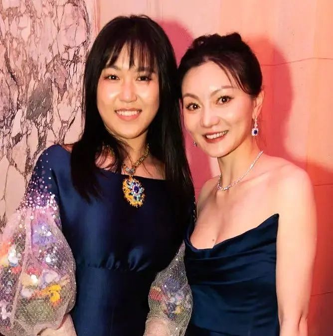 巴黎这一夜，张艺谋女儿的“保守”，让人看到了真正的“中国名媛”（组图） - 3