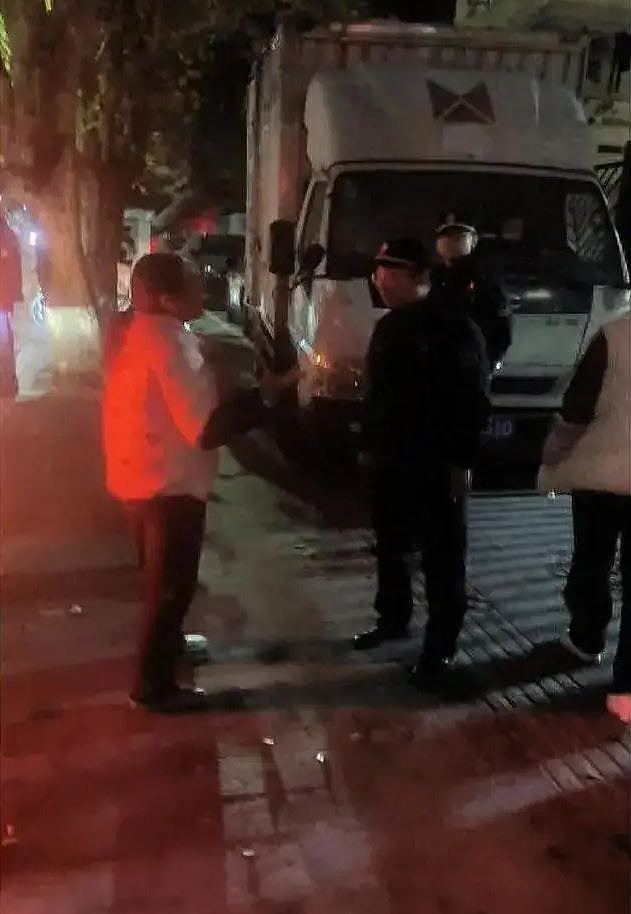 宁波女摊贩经济困难没钱交罚款，竟被城管要求去借钱（视频/组图） - 2