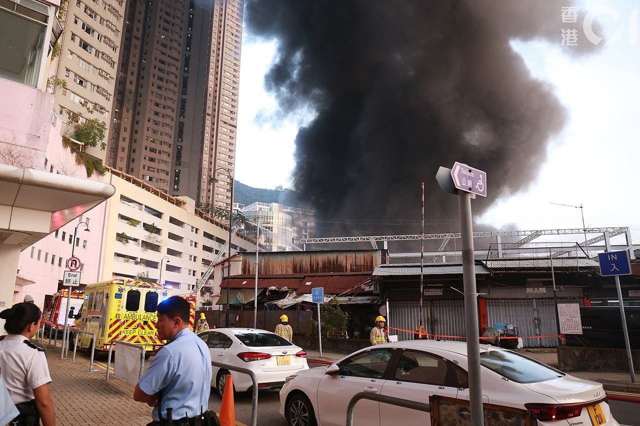 火警三级！香港船厂突发火灾，60人紧急疏散！有男子呆站浓烟中，女子大声哽咽大叫：帮忙呀（视频/组图） - 8