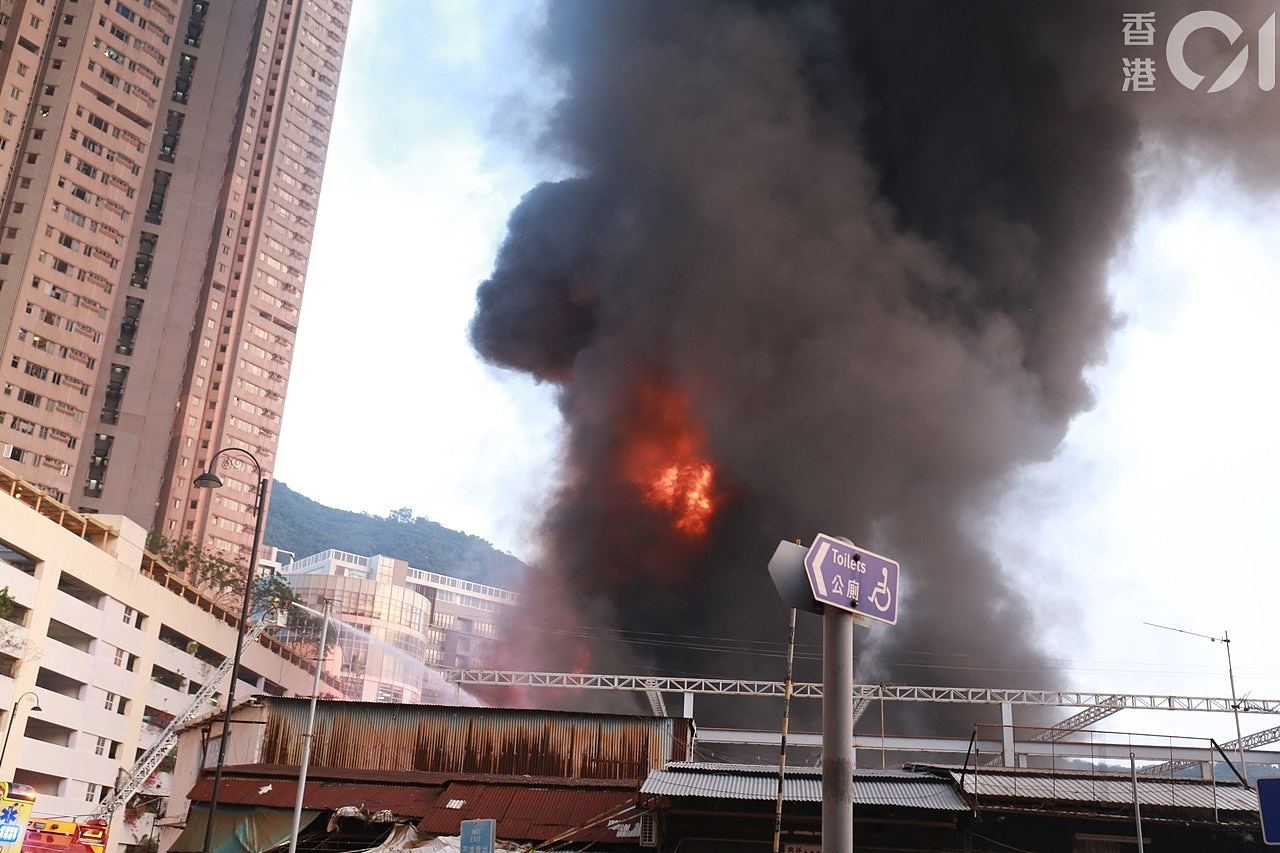 火警三级！香港船厂突发火灾，60人紧急疏散！有男子呆站浓烟中，女子大声哽咽大叫：帮忙呀（视频/组图） - 7