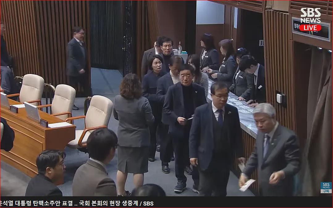 只差5人！韩执政党怪招“缺席弹劾案”，议长：那就一直等下去（组图） - 3