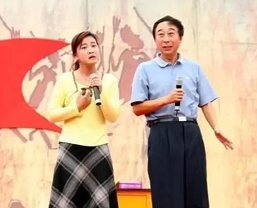 冯巩66大寿现场曝光！贾玲罕见现身，和恩师亲密合影破不和传闻（组图） - 9