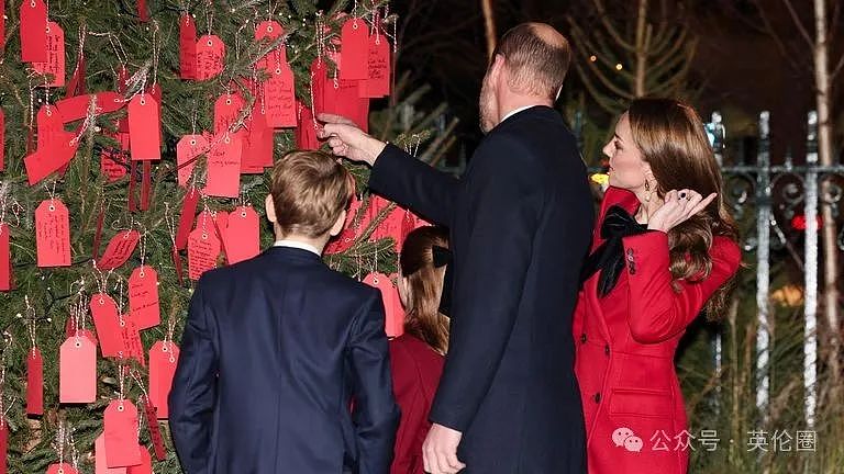 凯特主持圣诞颂歌仪式，娘家人到场支持！红黑配色端庄大气，王室三宝惊艳出场（组图） - 7